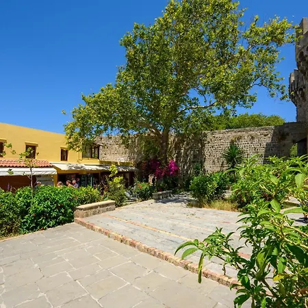 Апартаменты D'amboise House *